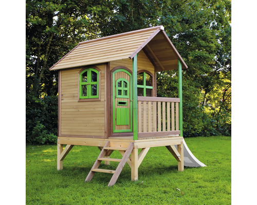 Holzspielhaus mit Treppe und Rutsche im Garten