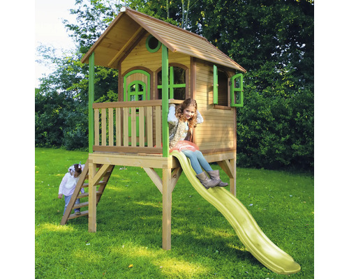 Holzspielhaus mit Rutsche und zwei Kindern im Garten.