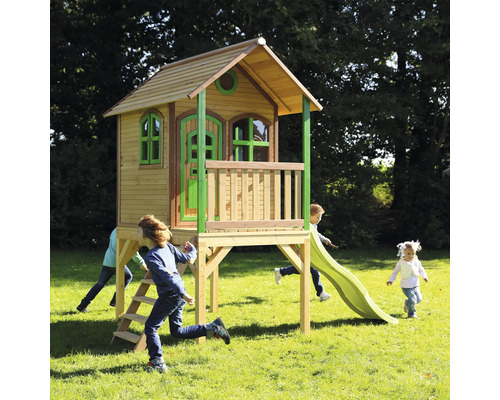 Kinderspielhaus aus Holz mit Rutsche und Leiter im Garten