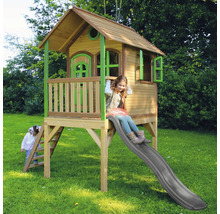 Spielhaus aus Holz mit Rutsche und zwei spielenden Kindern im Garten.
