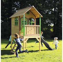Spielhaus aus Holz mit Rutsche und Kindern im Garten.