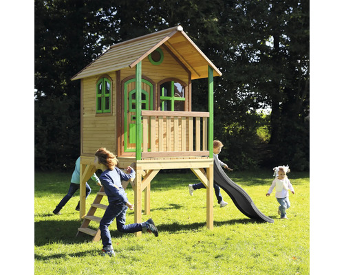 Spielhaus aus Holz mit Rutsche und Kindern im Garten.