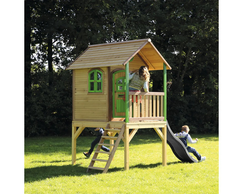 Kinderspielhaus mit Rutsche und Kindern im Garten.