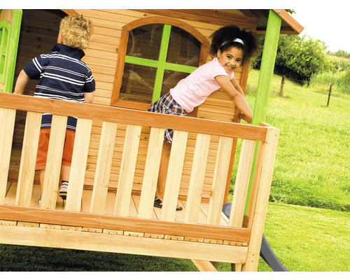 Kinderspielhaus mit zwei Kindern auf der Veranda in einem Garten