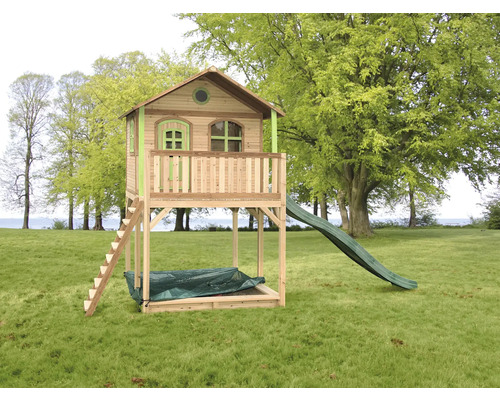 Spielhaus mit Rutsche und Sandkasten auf einer grünen Wiese