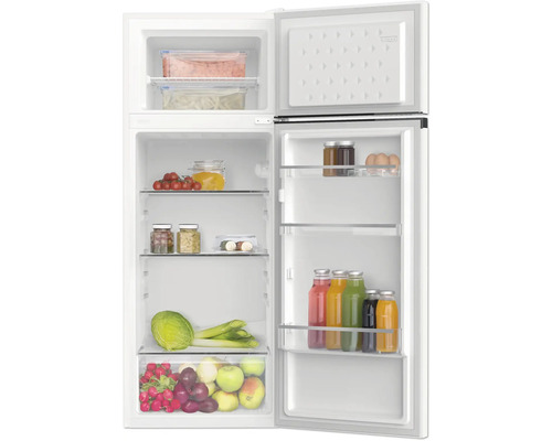 Geöffneter Kühlschrank gefüllt mit Lebensmitteln auf Glasböden.