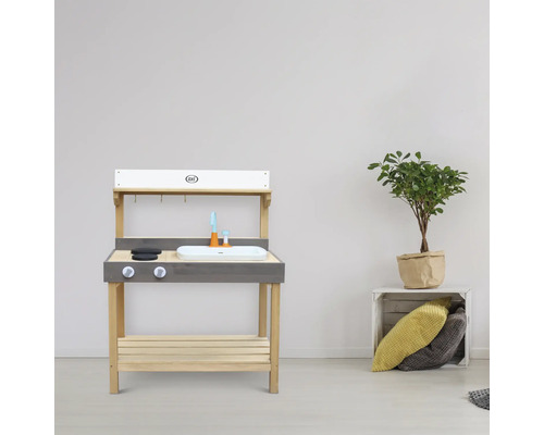 Spielküche aus Holz mit Spüle und Kochfeld sowie dem AXI Logo