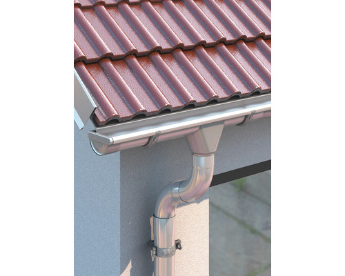 Dach mit Dachziegeln, Dachrinne und Fallrohr