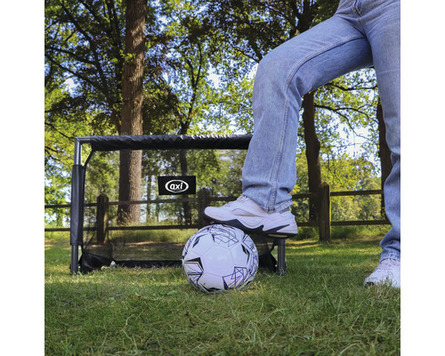 Fußballtor mit Person und Fußball im Freien