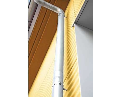 Metallregenrinne an einer Hauswand