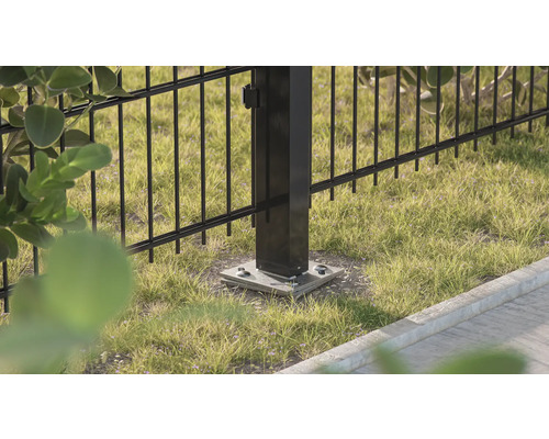 Zaunpfosten aus Metall mit Bodenbefestigung im Garten