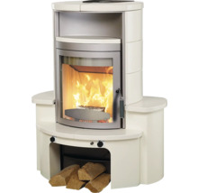 Kaminofen mit Holzfeuer und Holzlagerfach