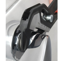 Wasserpumpenzange im Einsatz an einem Ventil