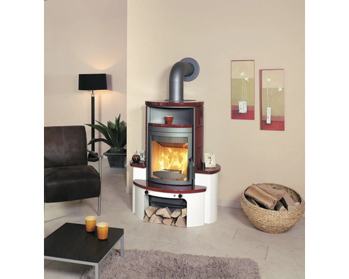 Wohnzimmer mit Kaminofen, Sessel, Tisch und Dekoration für eine gemütliche Atmosphäre.