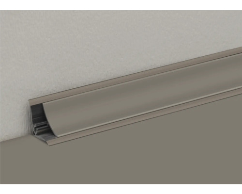 Sockelleiste aus Kunststoff zwischen Wand und Boden.