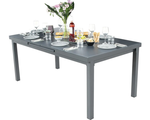 Esstisch mit Tischdeko für den Aussenbereich.