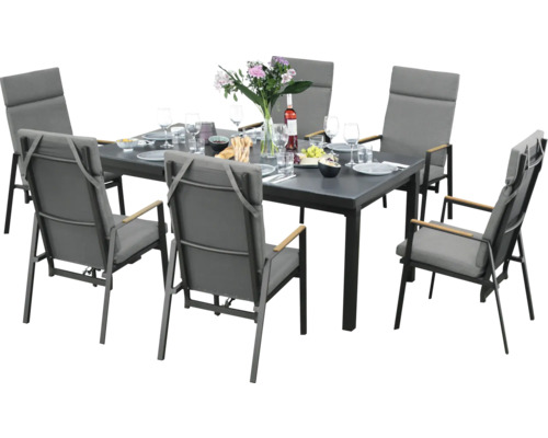 Esstischgruppe mit sechs Stühlen und Geschirr für den Außenbereich