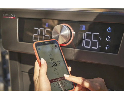 Nahaufnahme eines Grills mit digitalem Display und einer Person, die mit einem Smartphone die Temperatur einstellt.