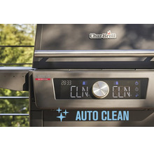 Char-Broil Logo. Detailansicht eines Gasgrills mit digitaler Anzeige und Auto Clean Funktion.