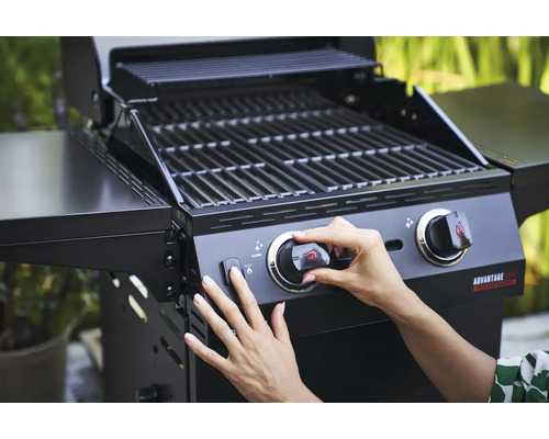 Gasgrill mit Bedienfeld und Grillrost im Detail