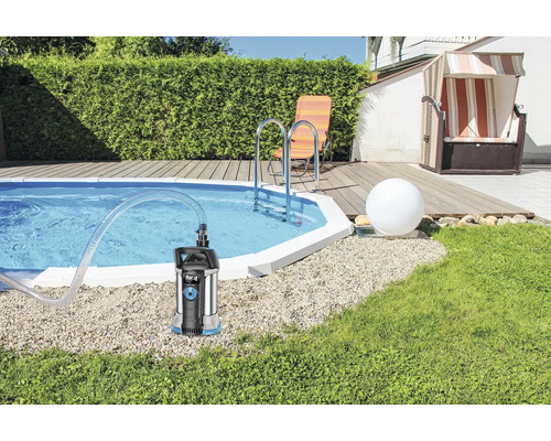 Garten Szene mit Pool, Pool Leiter, Strandkorb und Tauchpumpe
