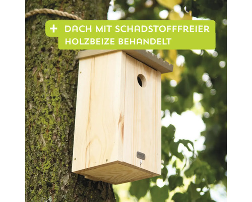 Holz Vogelhaus am Baum mit schadstofffreier Holzbeize behandelt