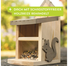 Holz Vogelhaus mit Futtermittel und Eichhörnchen-Dekoration