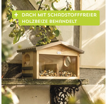 Vogelhaus aus Holz mit Futter