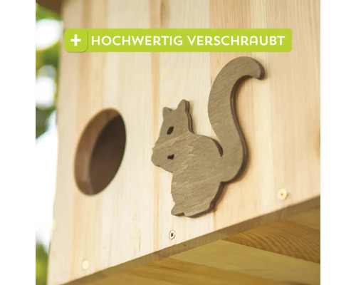 Detailansicht eines Holzhauses mit Eichhörnchendekoration und Schrauben