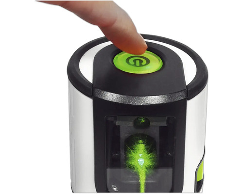 Finger drückt den grünen Netzschalter eines Laser-Nivelliergeräts