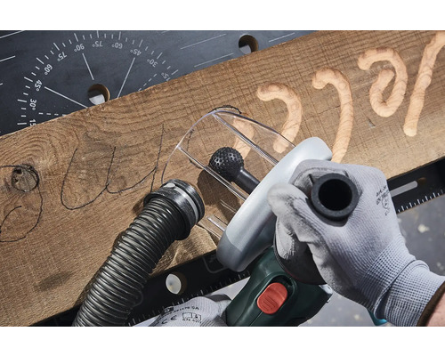 Handwerkliches Gravieren von Schriftzeichen in Holz mit einem Rotationswerkzeug