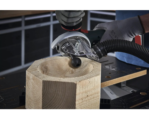 Person formt mit einem Fräseraufsatz eine Schale aus einem Holzstück