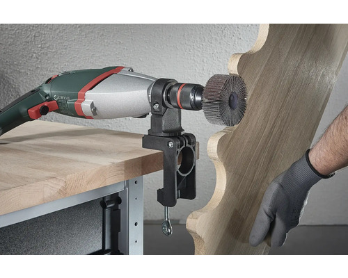 Elektrowerkzeug mit Lamellenbürste und Werkstückhalterung bei der Holzbearbeitung