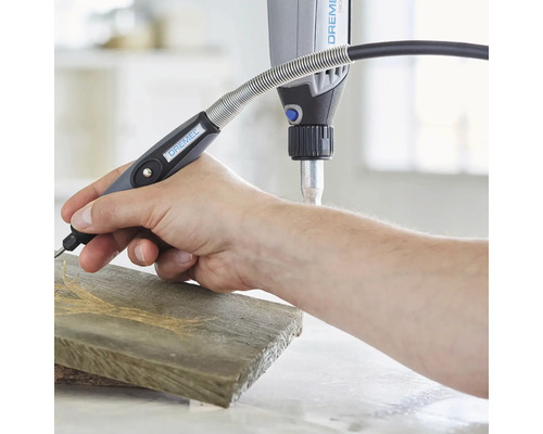 Dremel Multifunktionswerkzeug mit biegsamer Welle in Gebrauch an einem Holzstück.