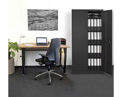 Büro mit Schreibtisch, Bürostuhl und geöffnetem Aktenschrank