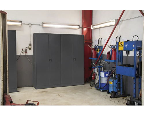 Werkstatt mit Metallschränken und Werkzeugen.