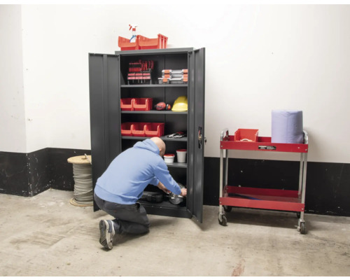 Werkstattszene mit Werkzeugschrank, Werkzeugwagen und Person