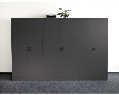 Drei graue Stahlschränke mit Schlössern im Büro