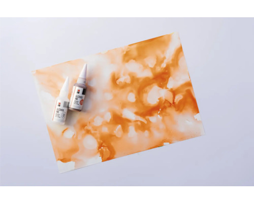 Zwei Flaschen Alkohol Tinte auf einem Blatt Papier mit Tinte Kunst