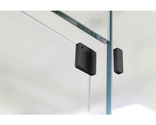 Detailansicht einer Duschkabine mit schwarzen Beschlägen