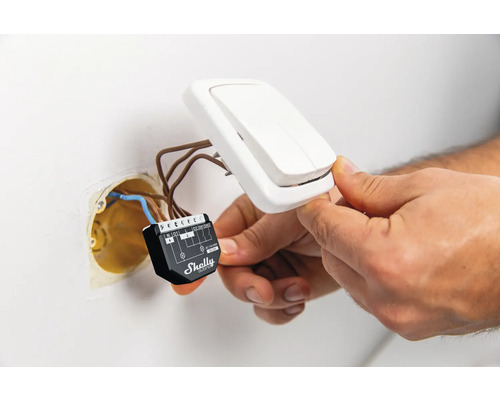 Installation eines Shelly Smart Home Geräts hinter einem Lichtschalter