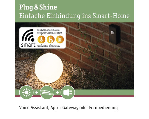 Szene mit einer smarten Außenleuchte, die eine einfache Integration ins Smart Home ermöglicht und mit Sprachassistenten, App, Gateway oder Fernbedienung gesteuert werden kann.