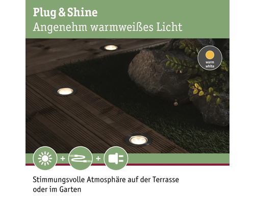 Stimmungsbild von Plug and Shine Bodenstrahlern auf einer Holzterrasse und im Garten