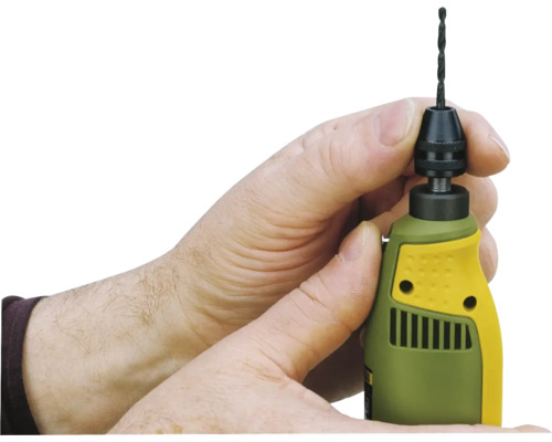 Eine Person wechselt einen Bohrer an einer Bohrmaschine.