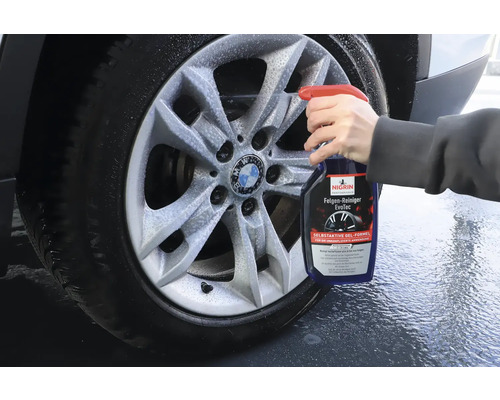 Nigrin Felgenreiniger EvoTec in Anwendung auf einer Felge.