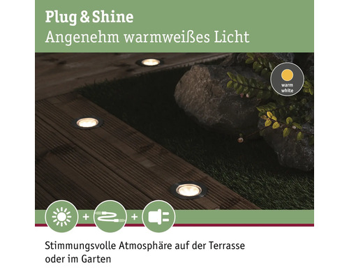 Bodeneinbaustrahler auf einer Terrasse mit warmweissem Licht