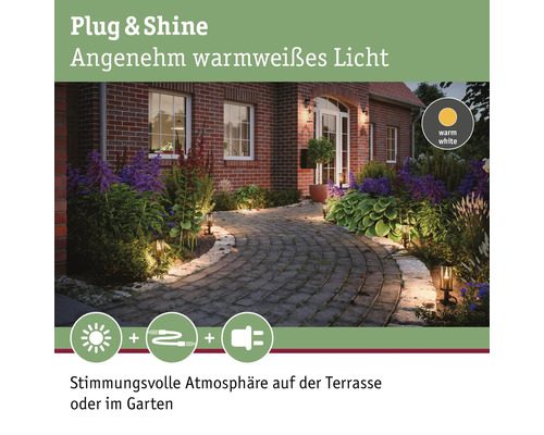 Gartenbeleuchtung entlang eines Gehwegs mit warmweißem Licht für eine stimmungsvolle Atmosphäre