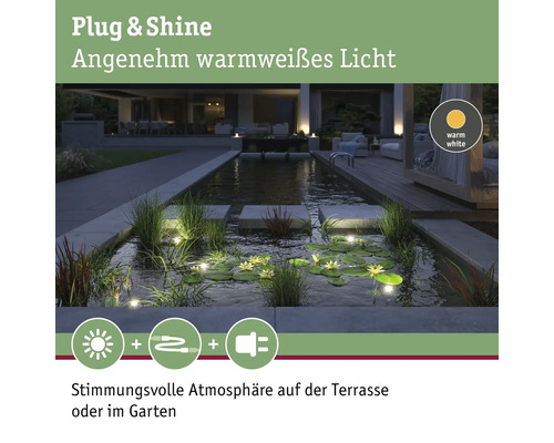 Beleuchteter Gartenteich mit warmweißem Licht