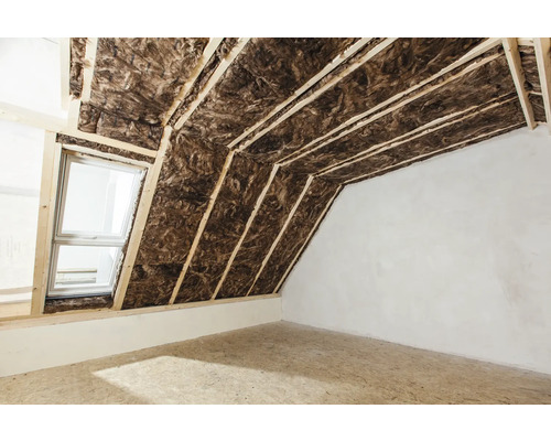 Dachboden mit Wärmedämmung zwischen den Sparren und einem Dachfenster.