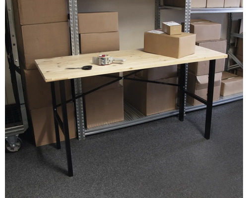 Packtisch mit Kartons im Lagerregal